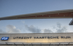 909438 Afbeelding van de stationsnaam boven de onderdoorgang van het N.S.-station Utrecht Vaartsche Rijn te Utrecht, op ...